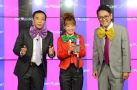 トリオ漫才を披露する（左から）ナイツ塙、鈴木奈々、ナイツ土屋。