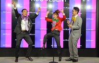 トリオ漫才を披露する（左から）ナイツ塙、鈴木奈々、ナイツ土屋。