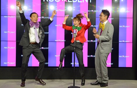 トリオ漫才を披露する（左から）ナイツ塙、鈴木奈々、ナイツ土屋。