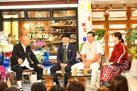 「A-Studio」に出演する（左から）笑福亭鶴瓶、オードリー、emma。(c)TBS