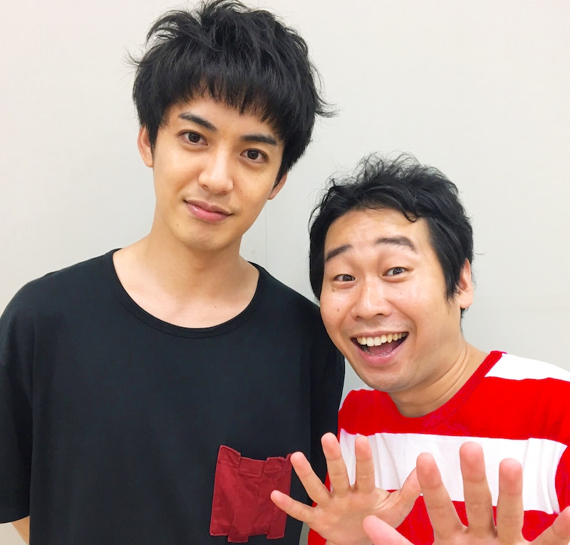 俳優の大野拓朗（左）と前野朋哉（右）による漫才コンビ・潮干狩。(c)ホリプロ