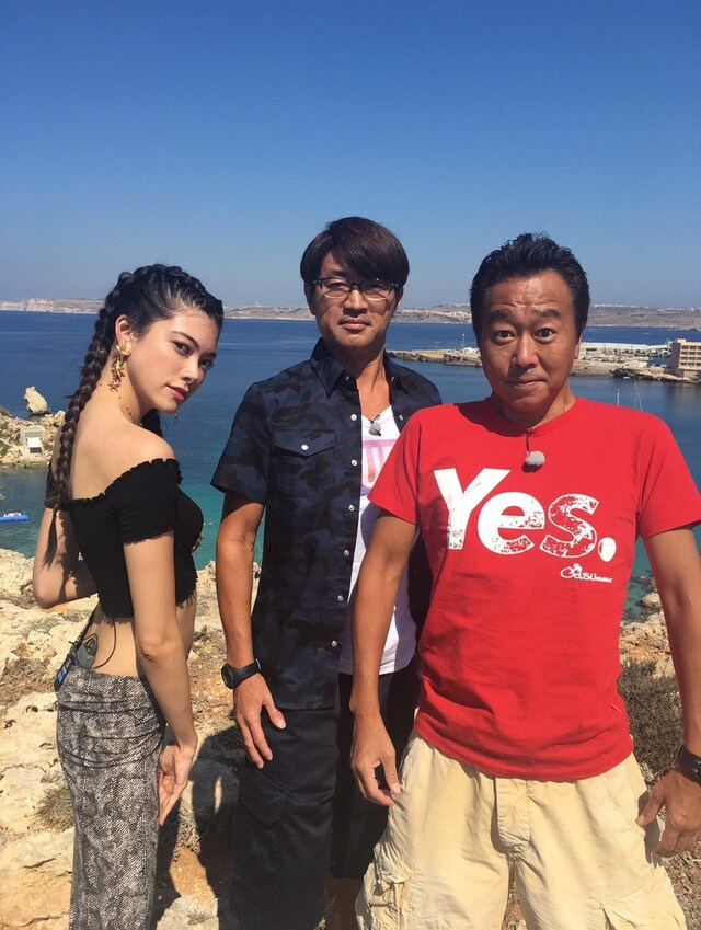 「7つの海を楽しもう！世界さまぁ～リゾート」に出演する、さまぁ～ずと森星（左）。(c)TBS