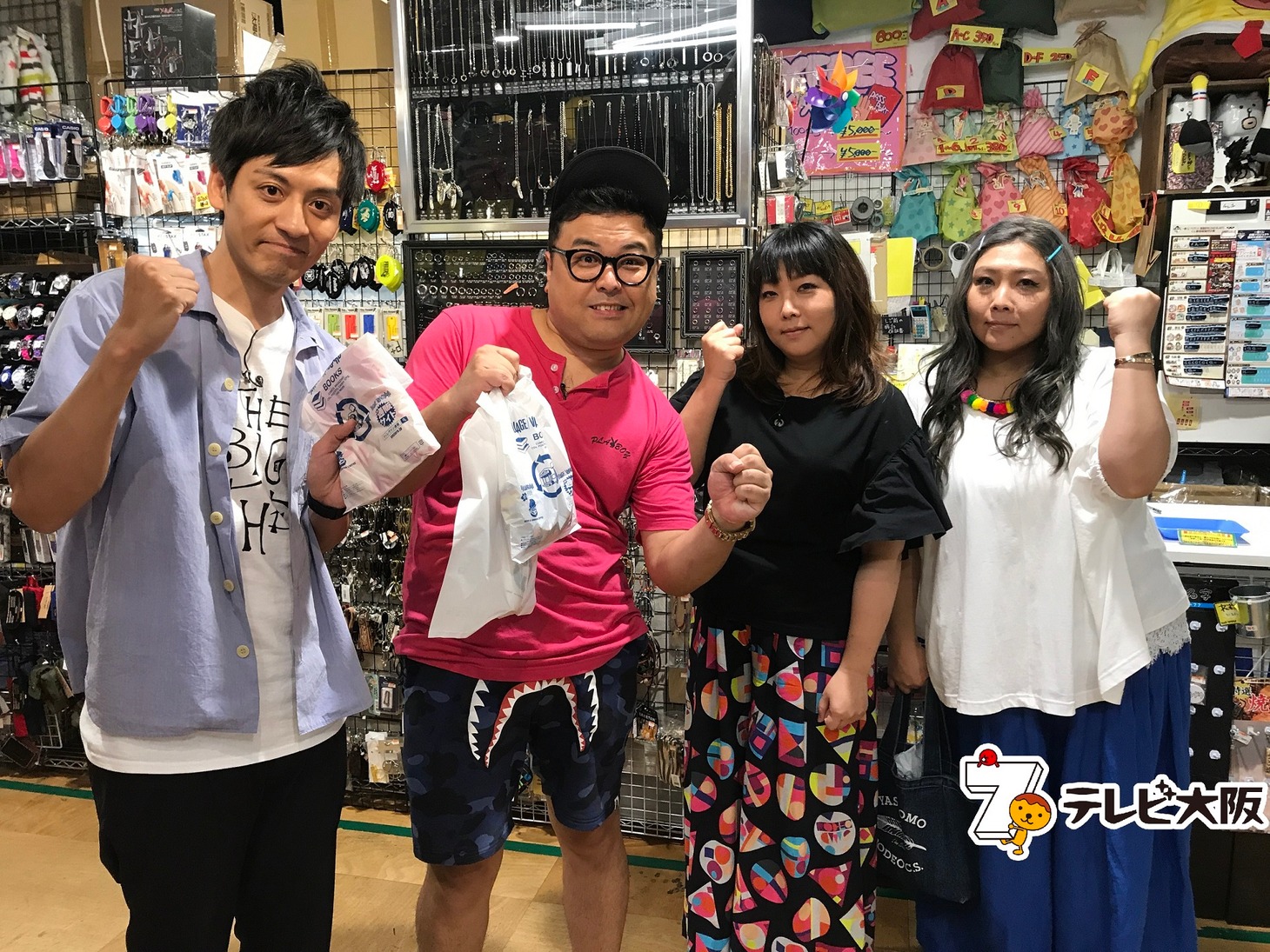 左からとろサーモン、海原やすよ ともこ。