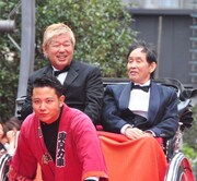 人力車に乗って舞台挨拶に登場した土屋敏男監督（左）と萩本欽一（右）。