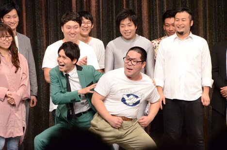 集計中にコラボギャグを披露するトット多田とネルソンズ和田まんじゅう。