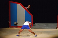 サンシャイン池崎（手前）の自己紹介中に現れた生乾木濡彦（奥）。