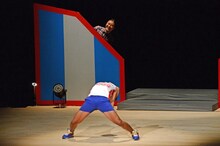 サンシャイン池崎（手前）の自己紹介中に現れた生乾木濡彦（奥）。