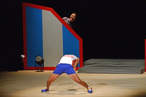 サンシャイン池崎（手前）の自己紹介中に現れた生乾木濡彦（奥）。