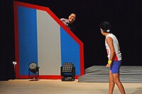 生乾木濡彦（奥）の存在に気付いたサンシャイン池崎（手前）。