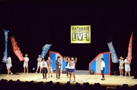 「ワタナベエンターテインメントライブ お笑いネタ祭り2017 ～WEL FES～」オープニングの様子。