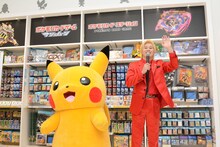 ピカチュウの横に並ぶカズレーザー。