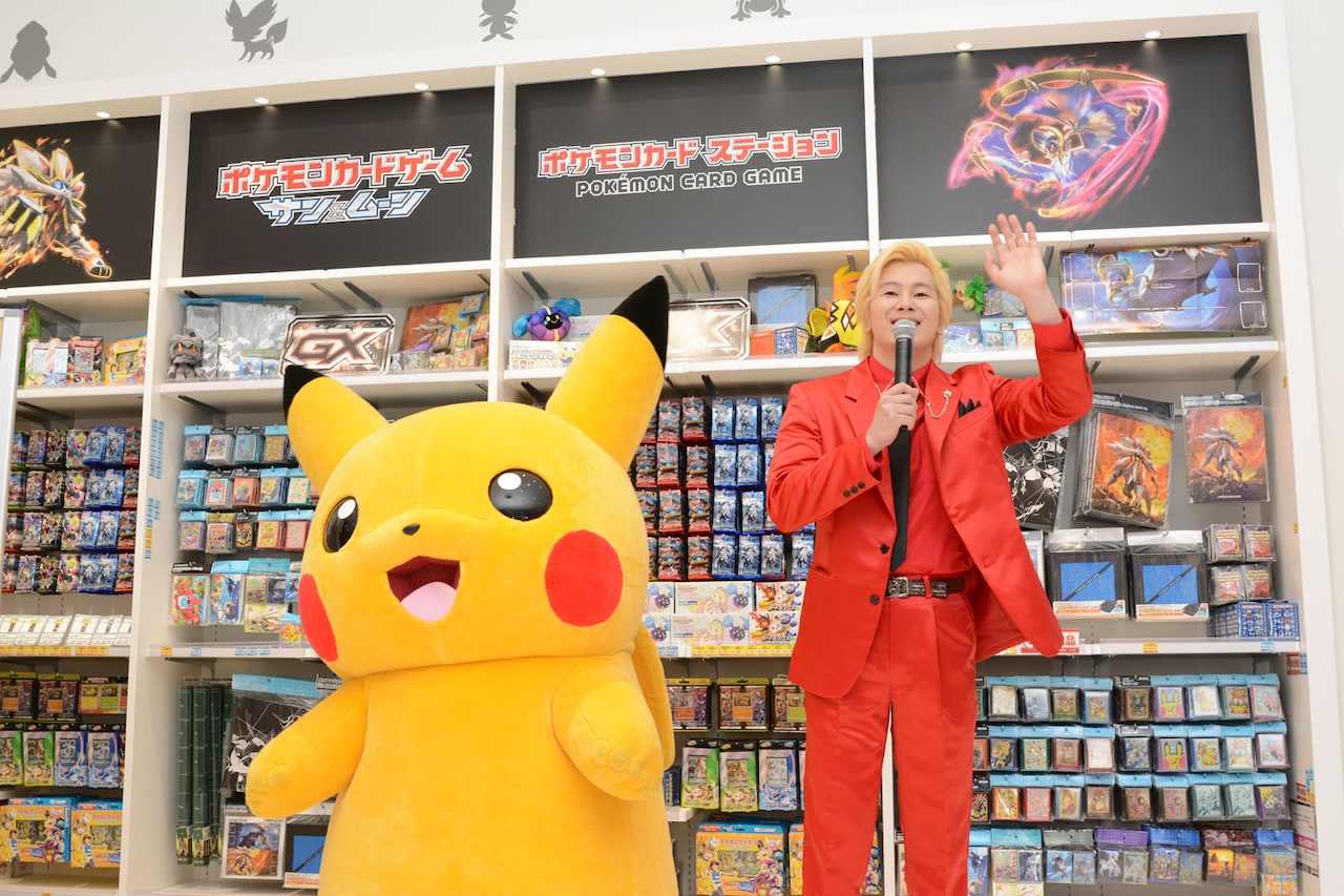 ピカチュウの横に並ぶカズレーザー。