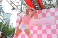 “ゲリラエアロビクスショー”を展開するオードリー春日。