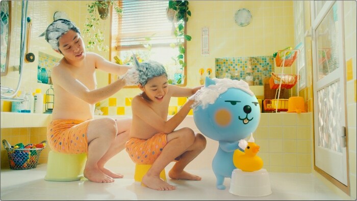 Qooの新CM「お風呂」編のワンシーン。