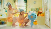 Qooの新CM「お風呂」編のワンシーン。