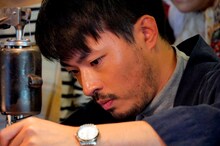 内村遥演じるこはぜ屋の係長・安田利充。(c)TBS