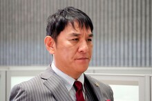 ピエール瀧演じる小原賢治。(c)TBS