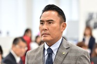 市川右團次演じるカリスマシューフィッターの村野尊彦。(c)TBS