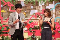 「謎の人気メニュー」を試食する（左から）博多大吉、指原莉乃。(c)フジテレビ