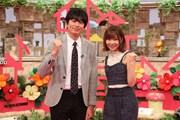 「突撃！マチナゾ」に出演する（左から）博多大吉、指原莉乃。(c)フジテレビ