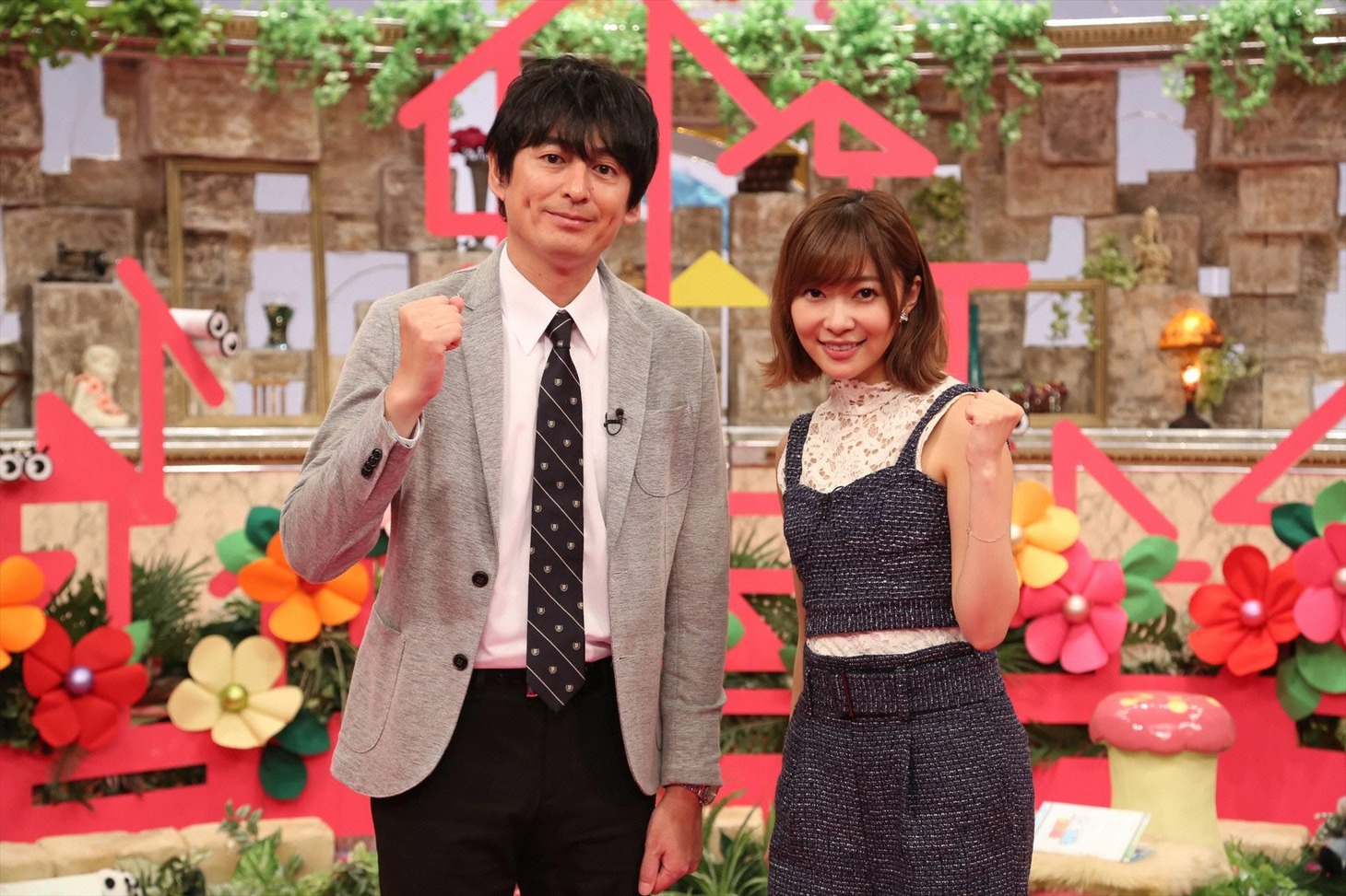 「突撃！マチナゾ」に出演する（左から）博多大吉、指原莉乃。(c)フジテレビ
