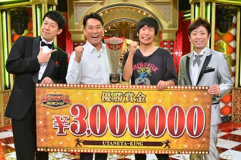 優勝した藤崎マーケットとMCの小籔千豊(左)、フットボールアワー後藤(右)。