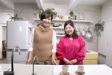 左から田丸麻紀、アジアン馬場園。(c)東北新社