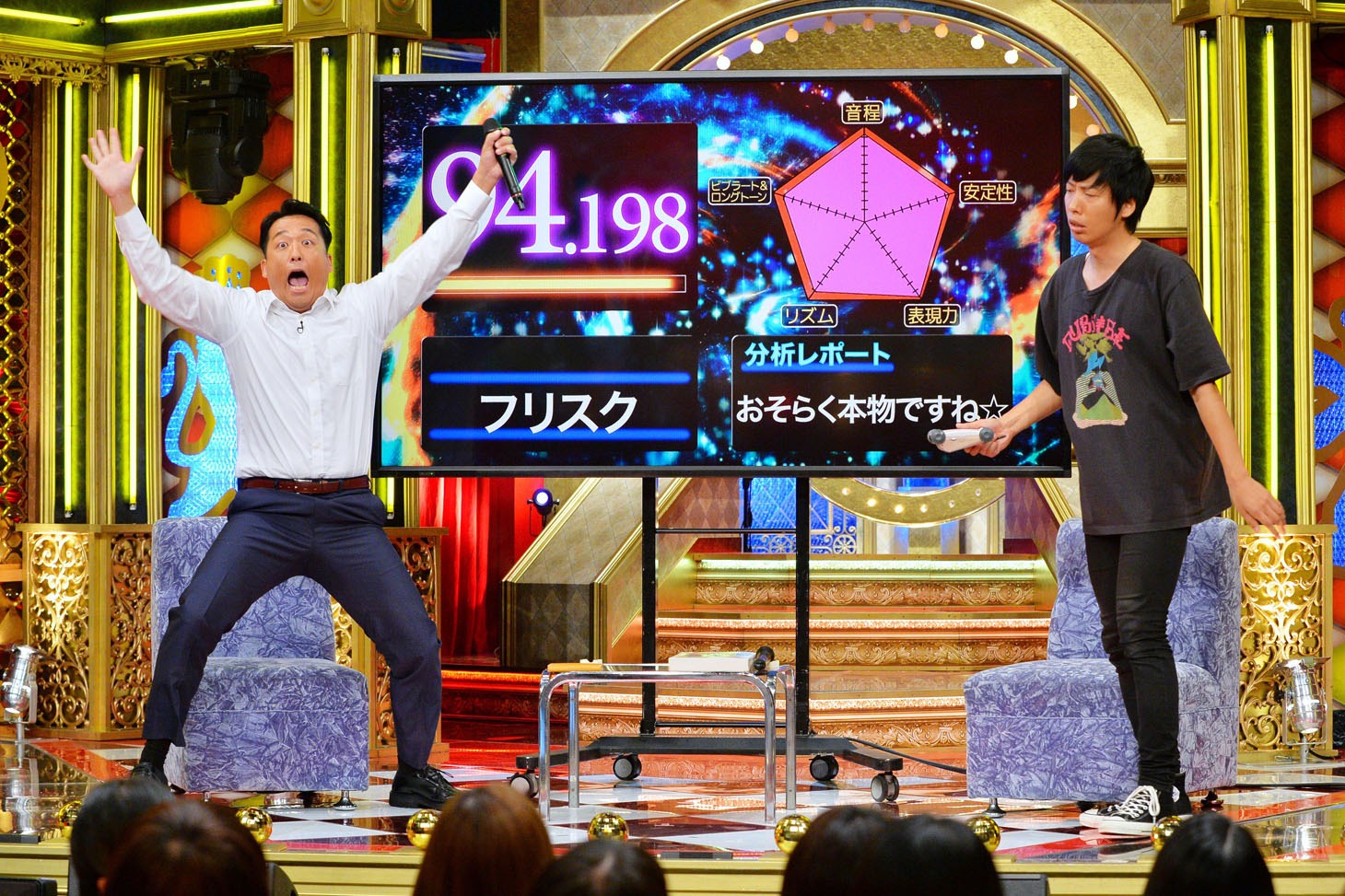 ネタを披露する藤崎マーケット。
