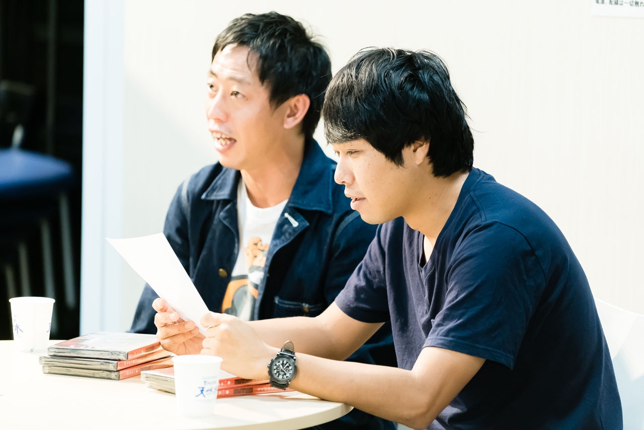 森東広告堂への依頼を請けるさらば青春の光・森田（左）と東ブクロ（右）。
