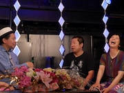 左から鈴木おさむ、スーパーニュウニュウ。(c)BSフジ