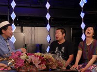 左から鈴木おさむ、スーパーニュウニュウ。(c)BSフジ