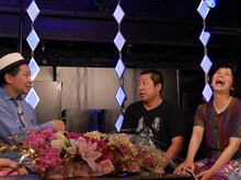 左から鈴木おさむ、スーパーニュウニュウ。(c)BSフジ