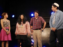 左から曽田茉莉江、スーパーニュウニュウ、鈴木おさむ。(c)BSフジ