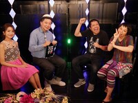 左から曽田茉莉江、鈴木おさむ、スーパーニュウニュウ。(c)BSフジ