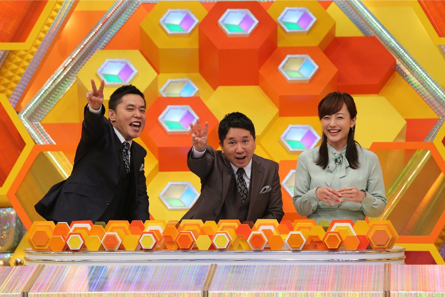 爆笑問題と島本真衣アナ（右）。(c)テレビ朝日