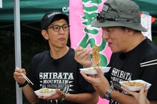 左からアンタッチャブル柴田、ピエール瀧。(c)静岡朝日テレビ