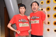 アンガールズ。左から、山根、田中。