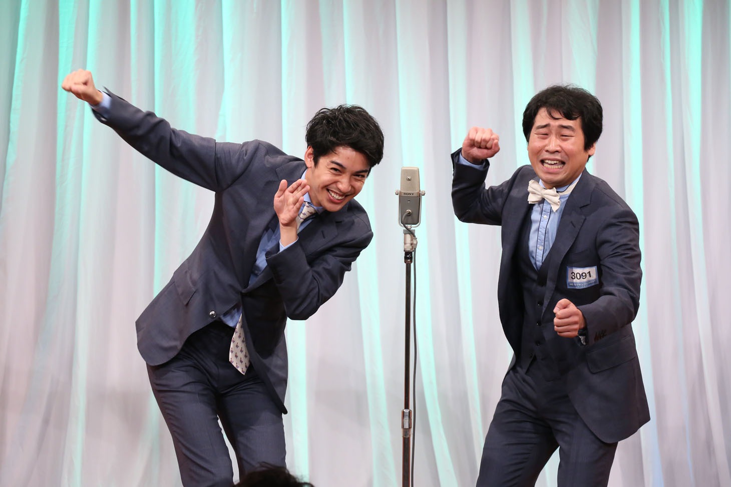 漫才を披露する潮干狩。左から大野拓朗、前野朋哉。