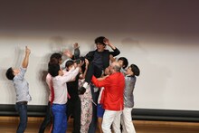 胴上げされるジグザグジギー池田。