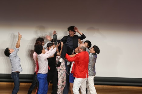 胴上げされるジグザグジギー池田。