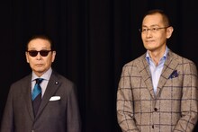 （左から）タモリ、山中伸弥教授。