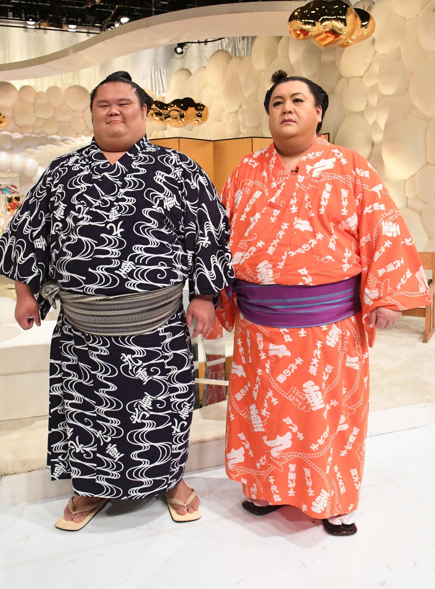 大銀杏を結ったマツコ・デラックス（右）と、千代丸（左）。(c)テレビ朝日