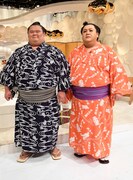 大銀杏を結ったマツコ・デラックス(右)と、千代丸(左)。(c)テレビ朝日