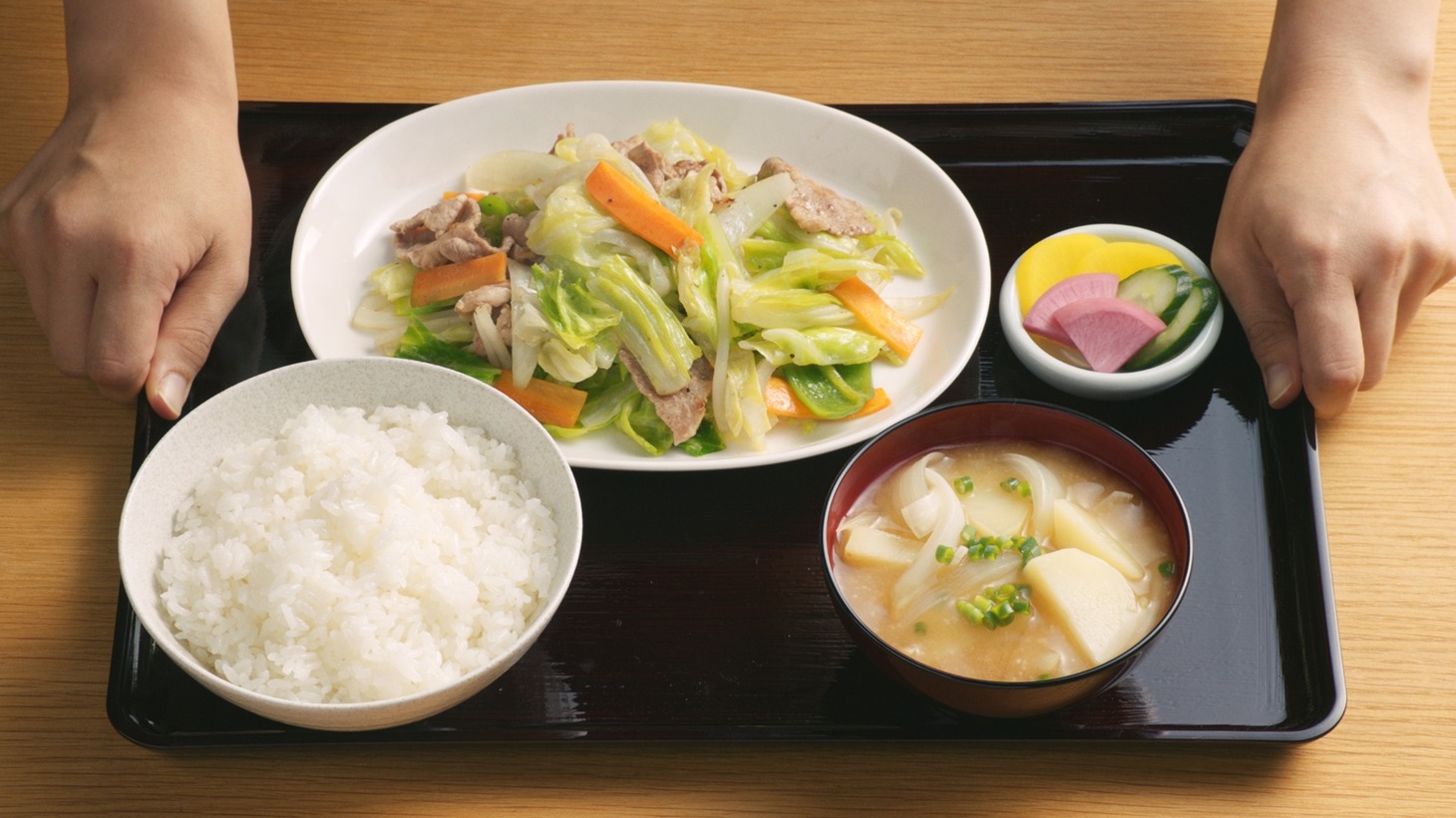 「からだすこやか茶W」の新CM「野菜炒め定食」篇のワンシーン。