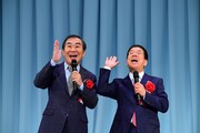 「よしもと西梅田劇場へいらっしゃーい!」とアピールする桂文枝(左)と西川きよし(右)。