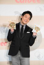 新商品「ぽいっと！」を持つおばたのお兄さん。