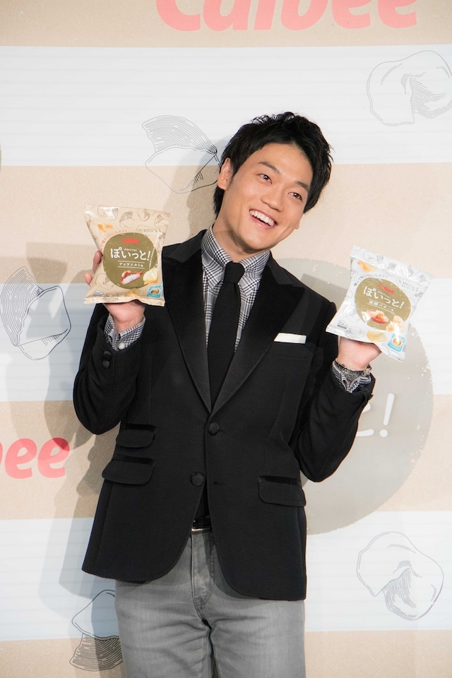 新商品「ぽいっと！」を持つおばたのお兄さん。