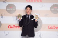 新商品「ぽいっと！」を持つおばたのお兄さん。