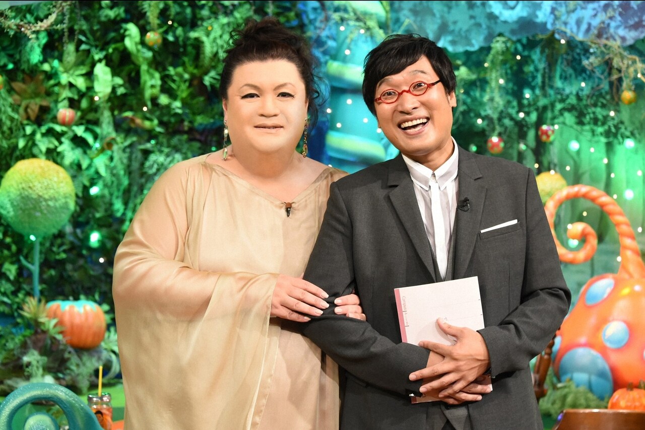 「毒出しバラエティ 山里＆マツコ・デトックス」に出演する、南海キャンディーズ山里（右）とマツコ・デラックス。(c)TBS