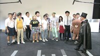 LINE本社に集結する芸人たち。(c)TBS